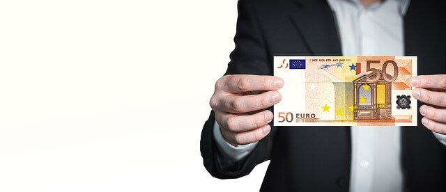 man holding a 50-Euro note